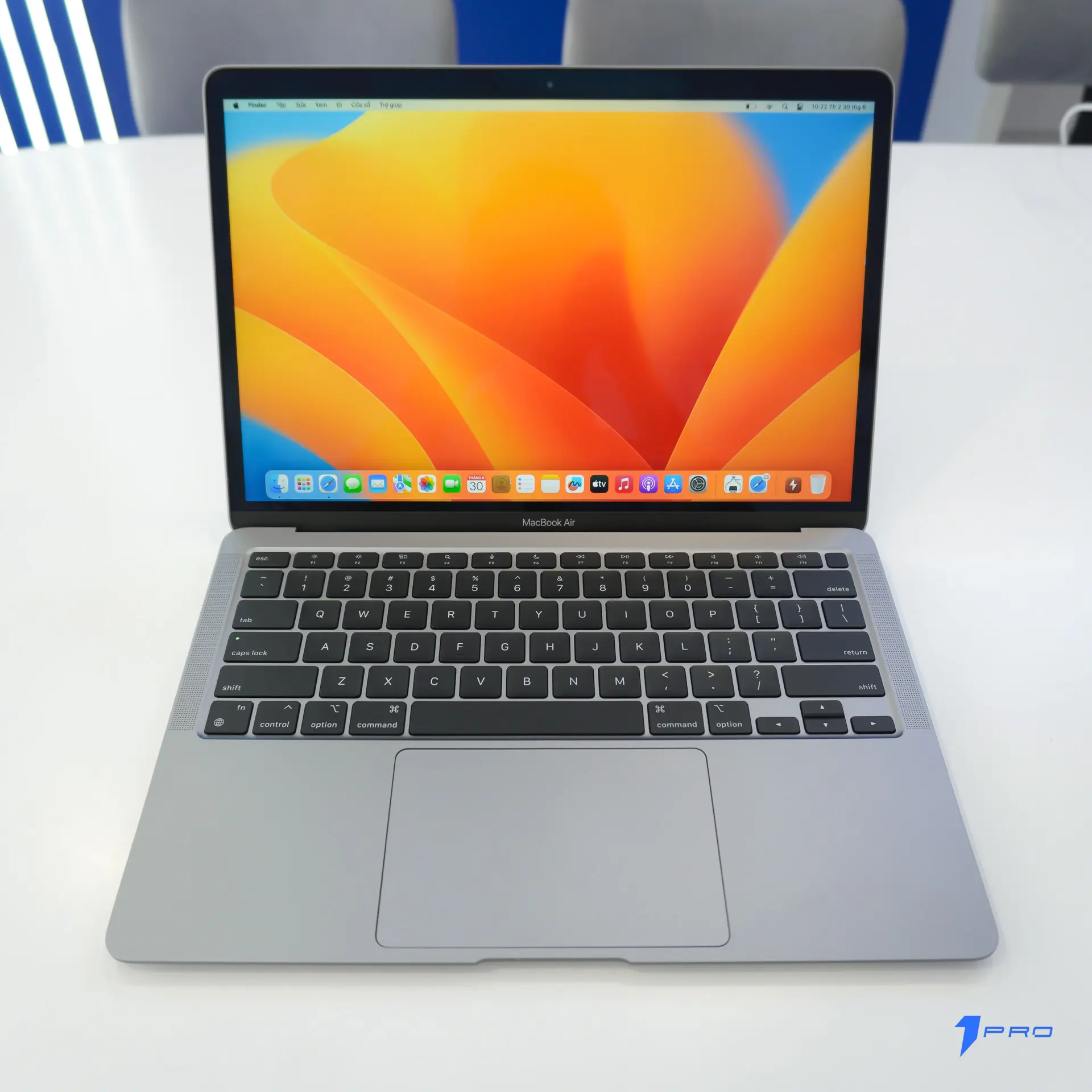 Macbook Air M1 đang chạy nhiều ứng dụng cùng lúc