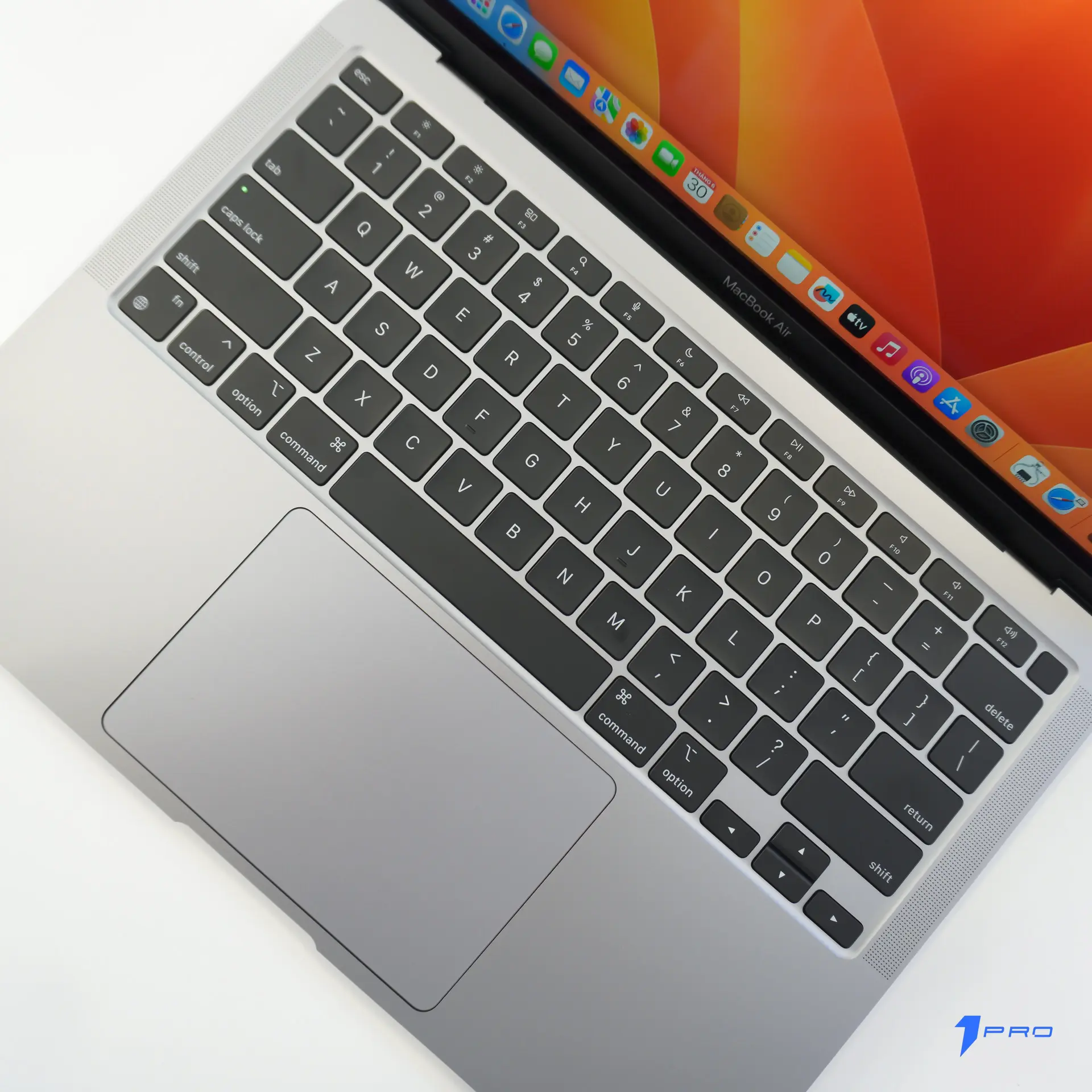 Macbook Air M1 đặt trên bàn làm việc ngoài trời