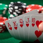 Poker 2025: Tuyệt chiêu Bluff (lừa bài) khiến đối thủ phải bỏ cuộc dù bài xấu.