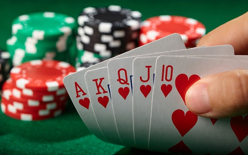 Poker 2025: Tuyệt chiêu Bluff (lừa bài) khiến đối thủ phải bỏ cuộc dù bài xấu.