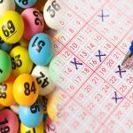 Người dân tìm hiểu xổ số quay số tại điểm bán tuần này