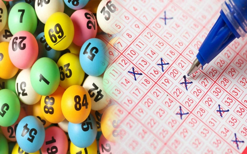 Người dân tìm hiểu xổ số quay số tại điểm bán tuần này