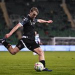 Kỹ thuật bật cao đánh đầu trong pha cố định: Nghệ thuật chiếm lĩnh không trung